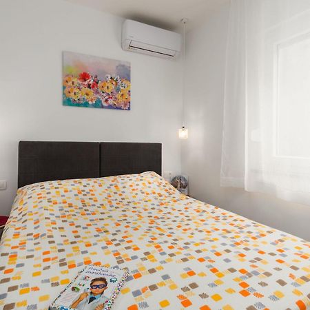 Sylvia Center Apartment พูลา ภายนอก รูปภาพ