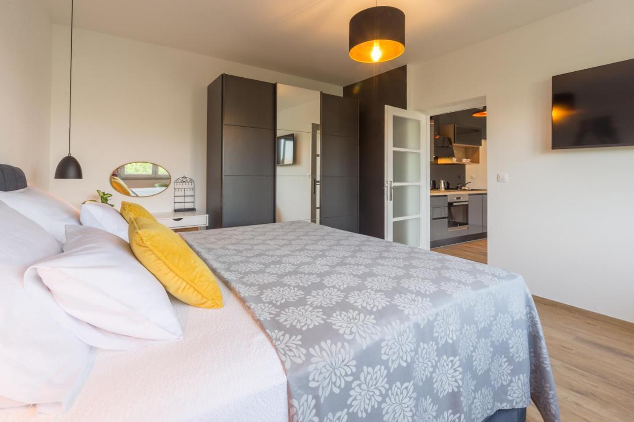 Sylvia Center Apartment พูลา ภายนอก รูปภาพ